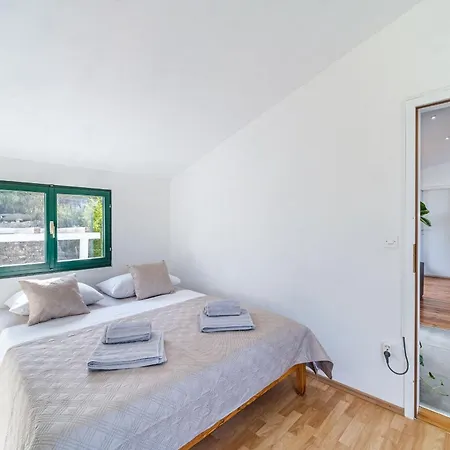 Semesterbostad Tudor Mit Atemberaubender Aussicht Bobovisca